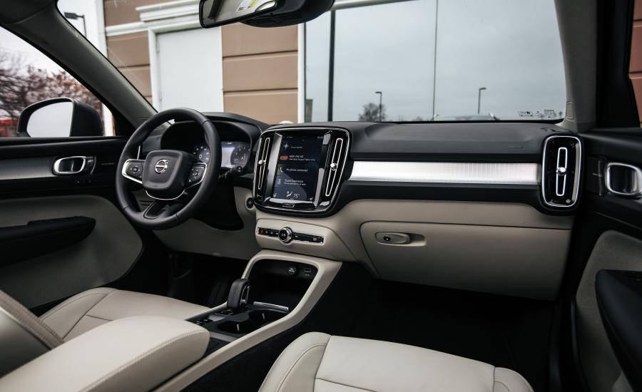 Торпедо Volvo XC40 T4 Momentum 2018 года  (NA) (фото 12 из 36)